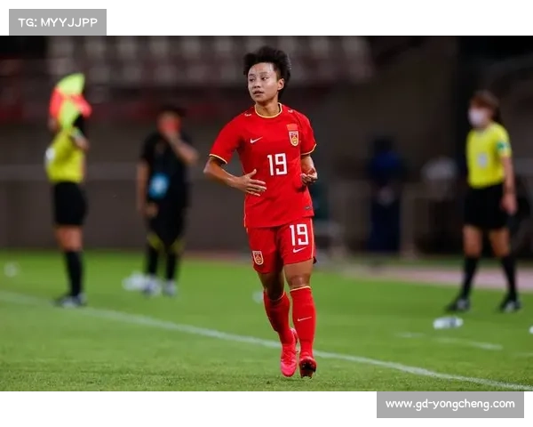 暴雨中拼尽全力护球的朝鲜族球童金敏智 荣膺东亚杯首轮最佳人物